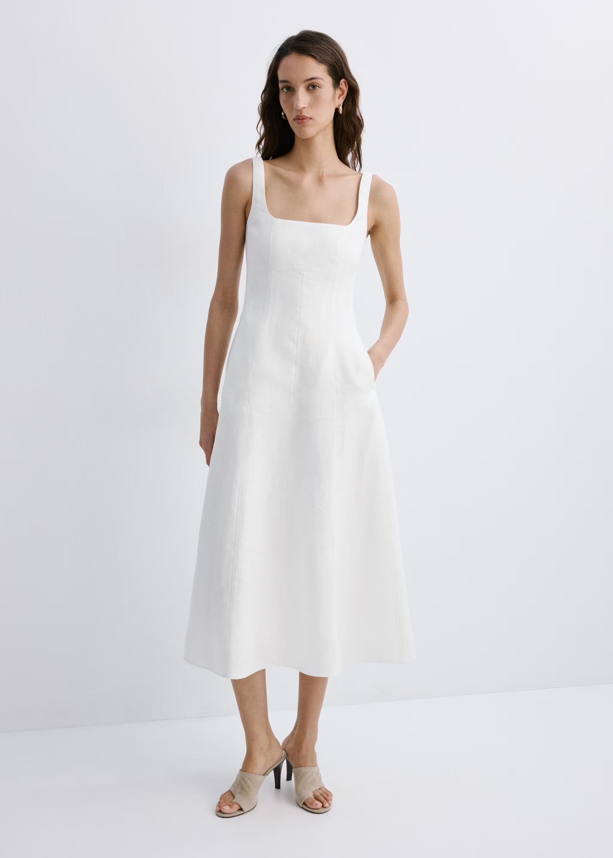 Une robe blanche en lin, cinq allures